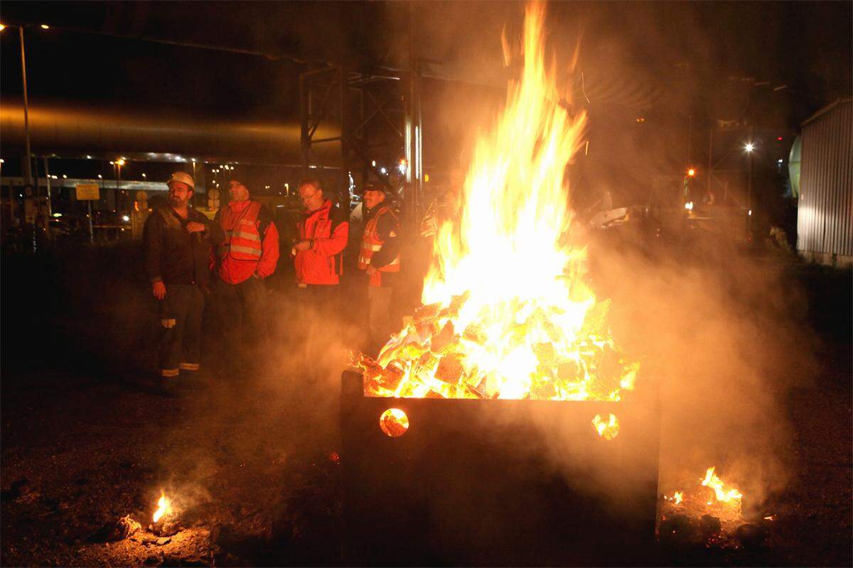 Freitagfrüh blockierten die Mitarbeiter der voestalpine Linz die Werkseinfahrt.