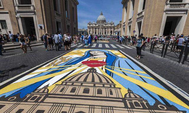 Blumenteppiche vor dem Petersdom in Rom June 29 2016 Vatican City Vatican Artists create flowe
