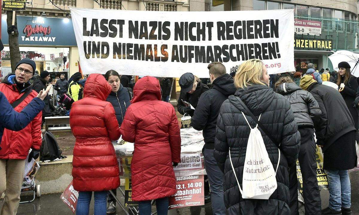 Ab 14 Uhr wurde zuvor bei leichtem Nieselregen auf dem Christian-Broda-Platz vor dem Westbahnhof zu einem "Neujahrsempfang" - eine Anspielung auf die gleichnamige Veranstaltung der FPÖ -  für die neue Bundesregierung geladen. Organisiert wurde die Demonstration von der Plattform für eine menschliche Asylpolitik, der Offensive gegen Rechts und der Plattform Radikale Linke. Gemeinsam wirft man Türkis-Blau rassistische, rechtsextreme und neofaschistische Tendenzen vor.