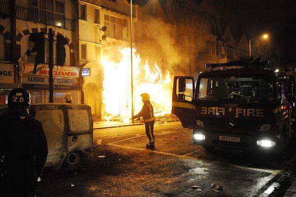 Im Stadtteil Croydon brannte ein ganzer Straßenzug. Polizei und Feuerwehr schienen völlig überfordert. Auch in den Stadtteilen Clapham, Peckham, Hackney, Ealing und Lewisham gab es Krawalle.