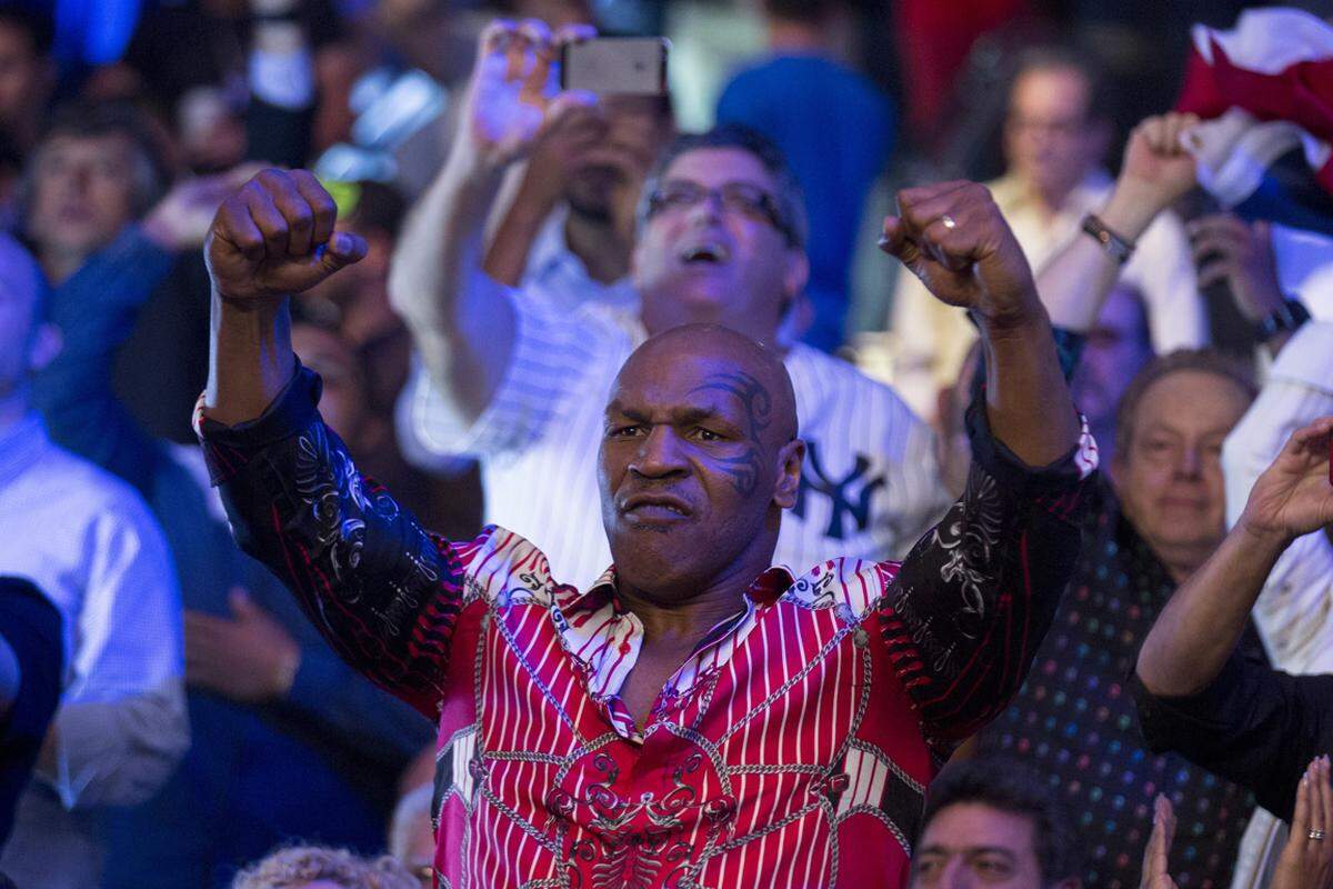 Fäuste hoch. Mike Tyson bei einem Kampf zwischen Miguel Cotto und Sergio Martinez im Madison Square Garden.