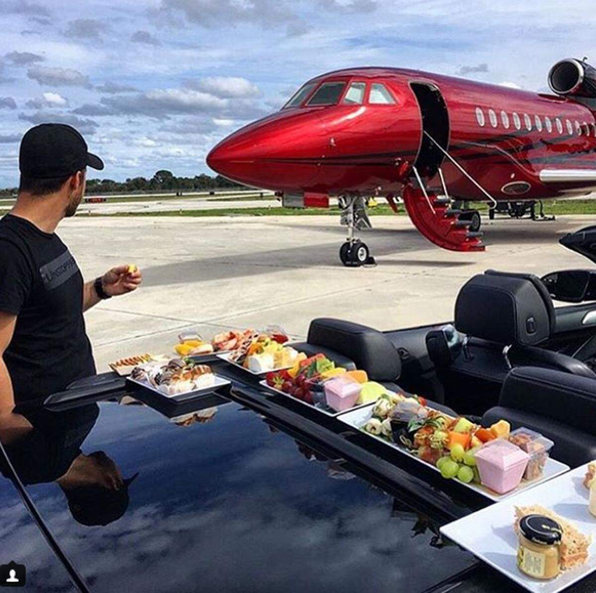 Natürlich fliegen viele superreiche Sprösslinge mit einem Privatjet. Picknick auf der Rollbahn inklusive.