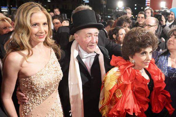 Sorvino war eine von zwei Stargästen, die Richard Lugner zum Ball brachte. Die 85-jährige Filmdiva "Gina Nazionale", Gina Lollobrigida, war die zweite Dame an seiner Seite.
