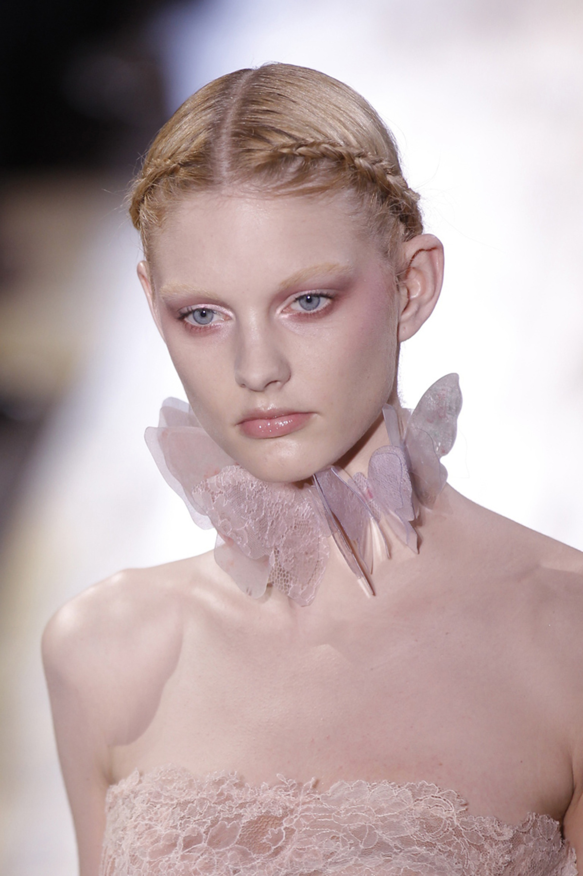 Maria Grazia Chiuri und Pier Paolo Piccioli veranstalteten ein Elfen Defilee für Valentino. Tranparenz umspielte die Mädchen, als hätte das delikate Zwirngeflecht gar nicht den Anspruch, den Körper bedecken zu wollen.