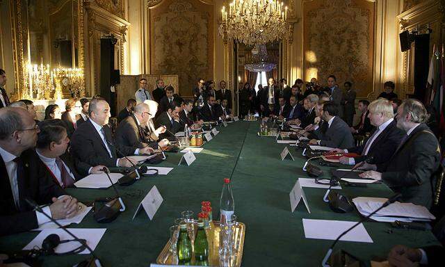 Ministers and delegates attend a meeting on the Syria crisis at the French Foreign Ministry in Paris