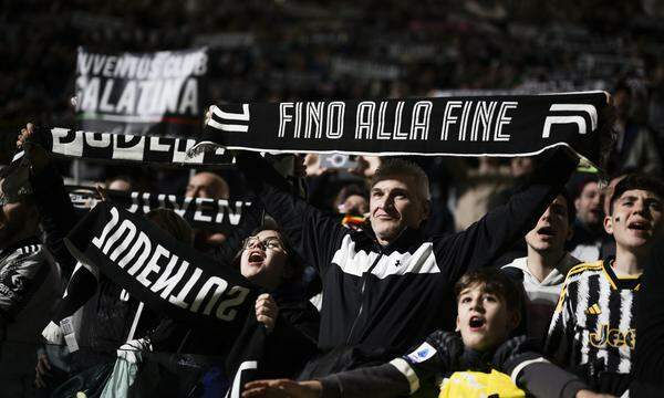 „Fino alla fine“ („Bis zum Schluss“) – die Tifosi und ihr Leitsatz, der Juve wieder an die Spitze bringen soll. 