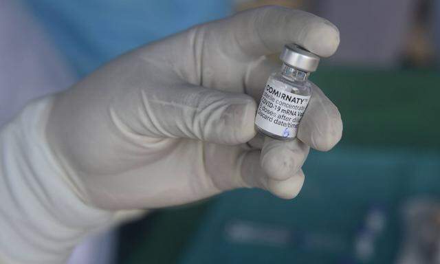 Erhobene Daten aus Israel würden zeigen, dass die Schutzwirkung des Impfstoffs nach rund einem halben Jahr sinkt. 