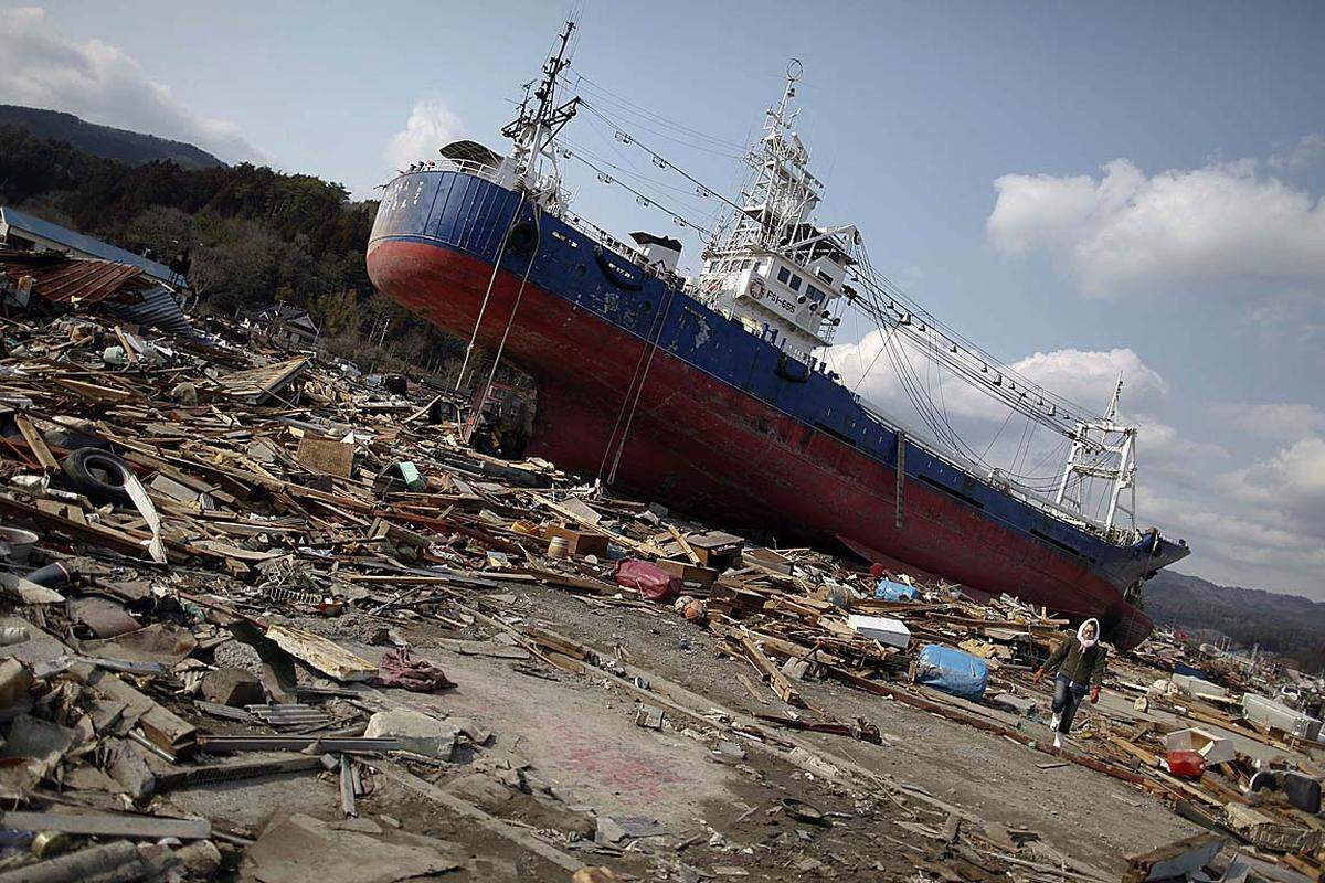Montag (21. März): Ein Schiff ragt aus den Trümmern der Stadt Kesennuma.