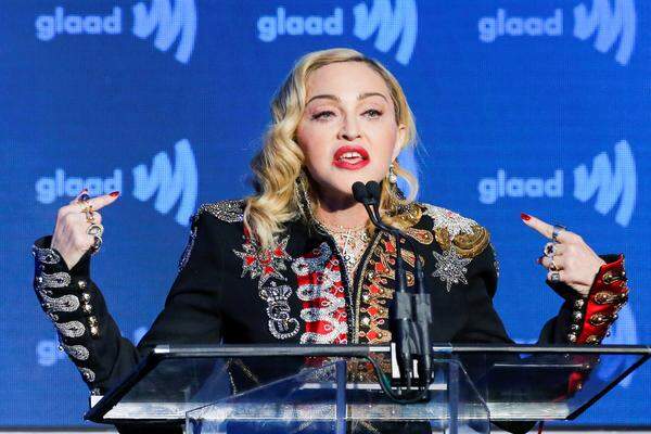Madonna ist mit 570 Mio. Dollar (505 Mio. Euro) auf Platz 39 zu finden. Die 60-Jährige hat im Laufe ihrer Karriere 1,2 Mrd. Dollar (1,06 Mrd. Euro) eingenommen.