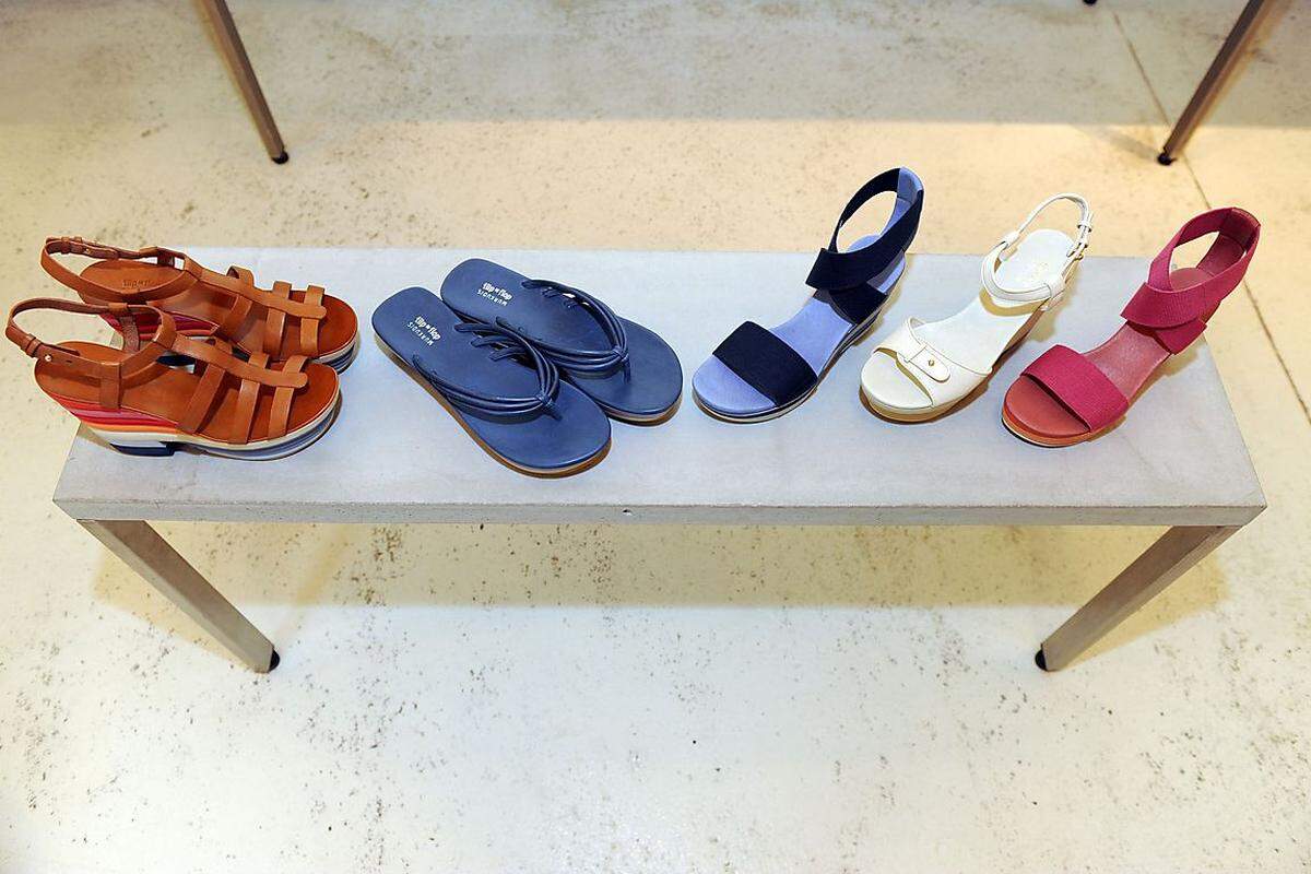 Für den Sommer: Während ihm schon das Futter seines Anzugs/Kostüms auf der Haut klebt, tragen Sie Flip Flops, Bermudas oder ein leichtes Sommerkleidchen.