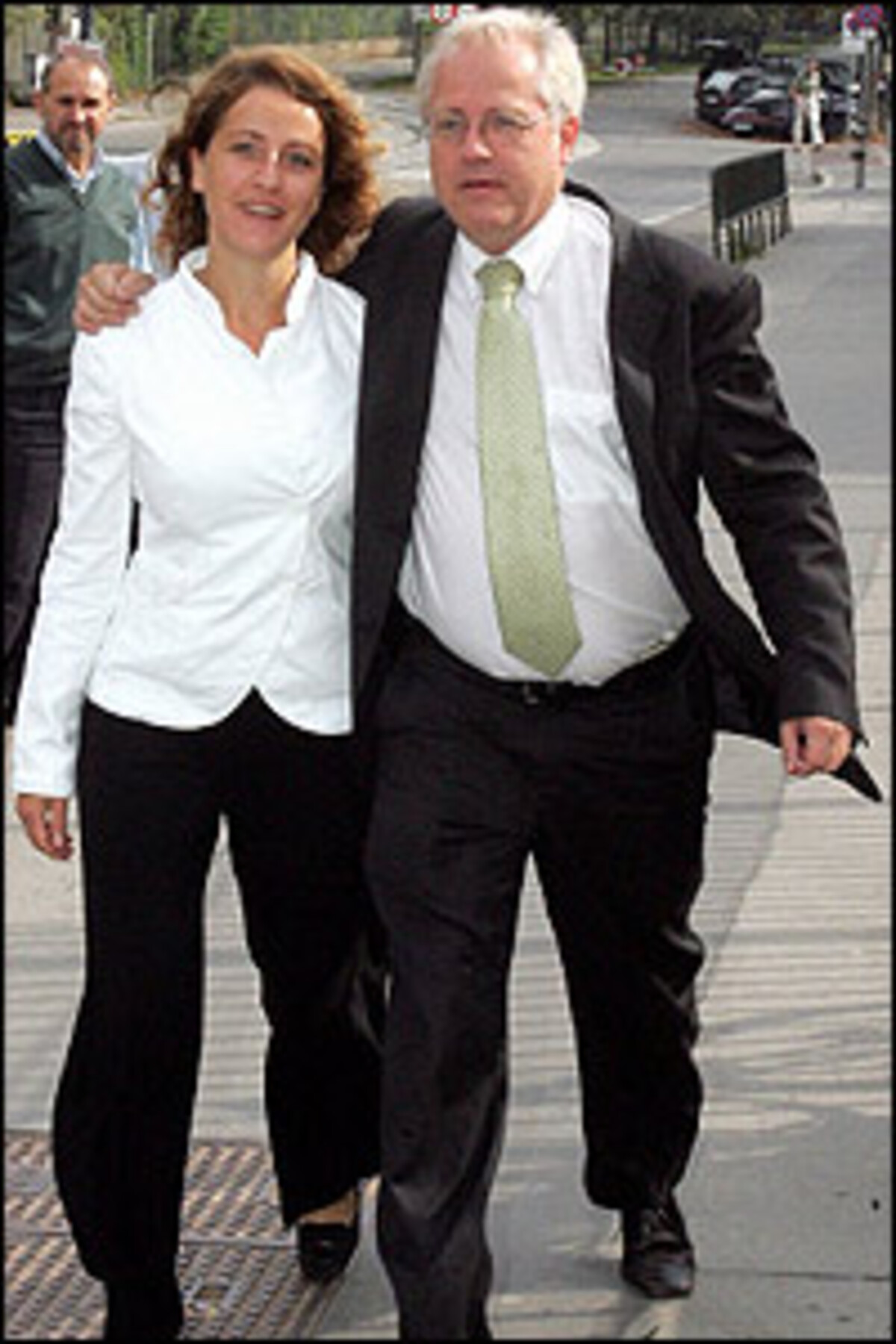 Hans-Peter Martin bei der Urne:Gut gelaunt hat Hans-Peter Martin am späten Vormittag im zweiten Wiener Gemeindebezirk seine Stimme abgegeben.