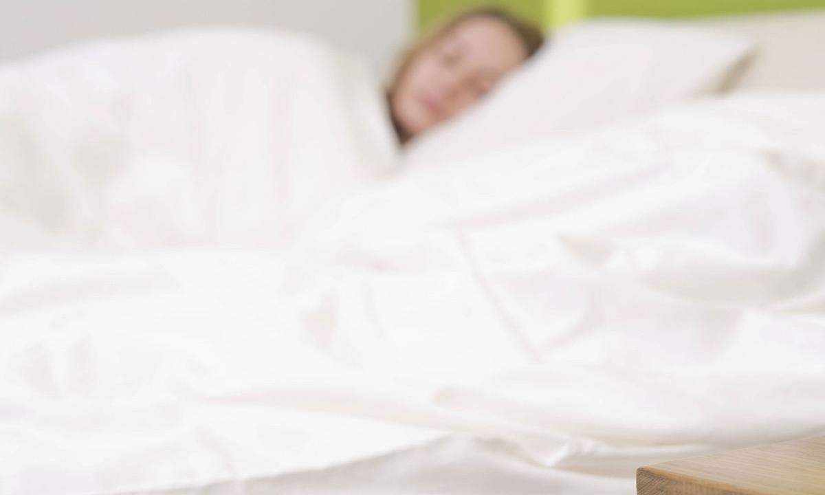Auch Menschen, die zu wenig Schlaf bekommen, sind anfälliger für Bakterien- und Virusinfektionen. Im Schlaf läuft das Immunsystem auf Hochtouren - wer nicht ausreichend schläft, blockiert es.