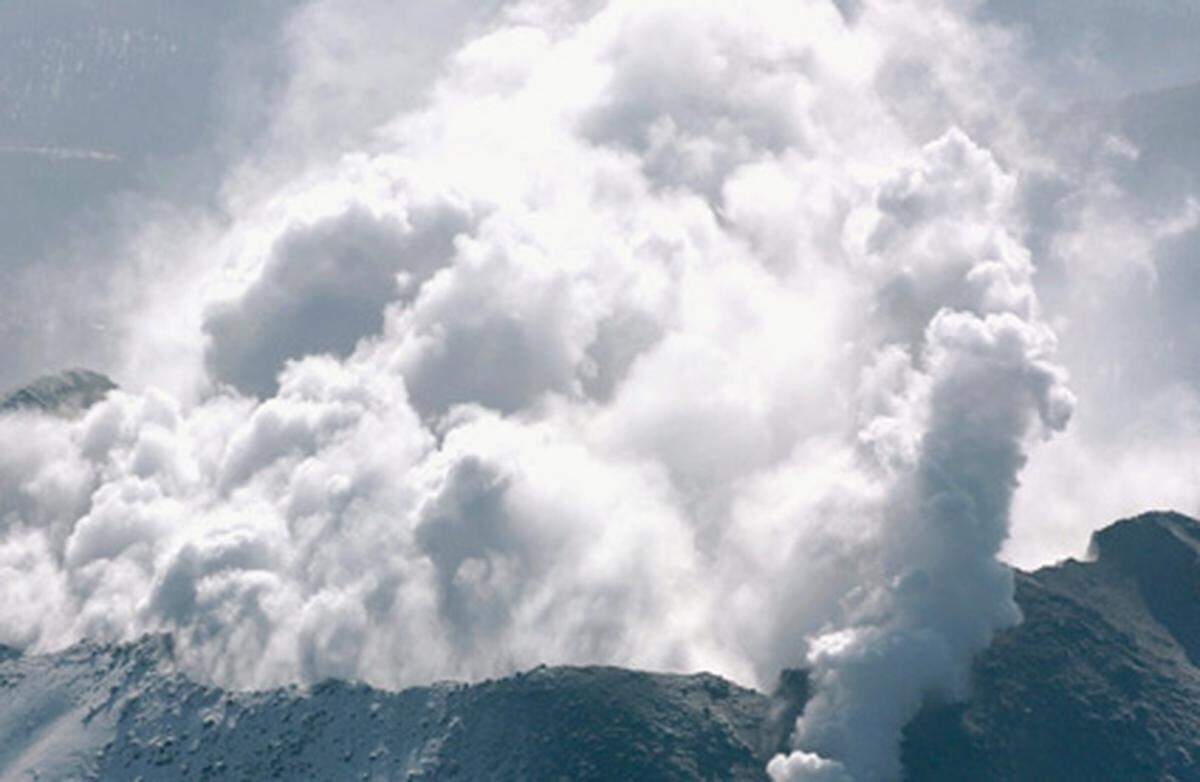 Nevado del Ruiz, Kolumbien: 31.000 Menschen starben in Schlammlawinen. Asche und Gase, die bei der Explosion freigesetzt wurden, ließen die Eiskappe schmelzen, worauf Wasser- und Schlammmassen die Stadt Armero verwüsteten.Der Nevado del Ruiz ist der zweithöchste aktive Vulkan auf der nördlichen Erdhalbkugel.