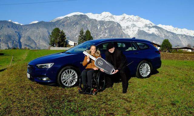 Kira Grünberg erhält einen Opel Insignia