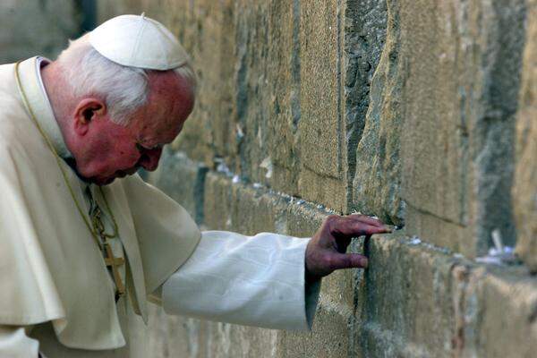 Im interreligiösen Dialog setzte Johannes Paul II. wesentliche Meilensteine. Als erster Papst der Neuzeit besuchte Johannes Paul eine Synagoge (in Rom im April 1986) und als erster Pontifex überhaupt eine Moschee (die Omayyaden-Moschee in Damaskus im Mai 2001). Im Bild: Der Papst an der Klagemauer in Jerusalem während seiner Pilgerreise nach Israel, Jordanien und in die Palästinenser-Gebiete im März 2000.