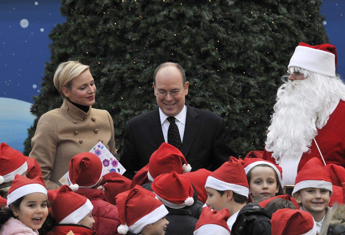 In Weihnachtsstimmung sind bereits Fürst Albert von Monaco und Ehefrau Charlene, die vor Weihnachten Kinder zur traditionellen Weihnachtsbaum-Zeremonie einladen.