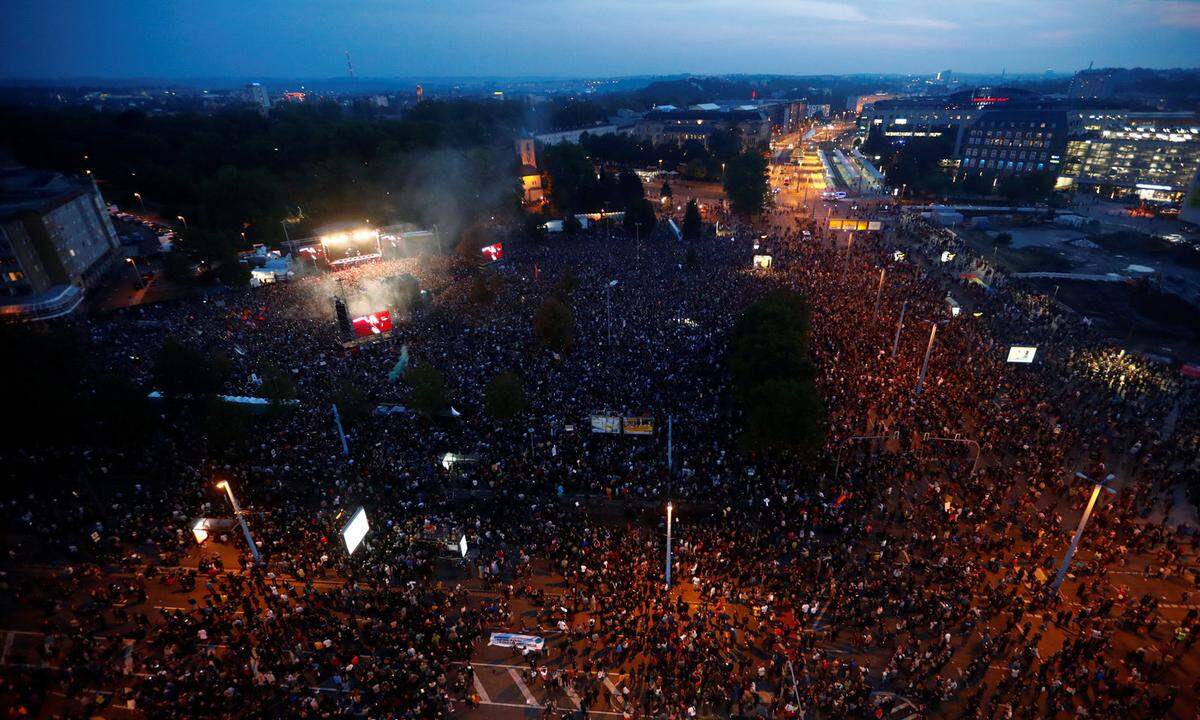 Die Beteiligung bei #wirsindmehr wurde auch deshalb aufmerksam beobachtet, weil beim "Trauermarsch" von AfD und Pegida am Samstag die Gegendemonstranten in der Unterzahl gewesen waren: Rechte Populisten, Radikale und Extremisten hatten 8000 Teilnehmer mobilisiert, die Gegenseite nur 3500.