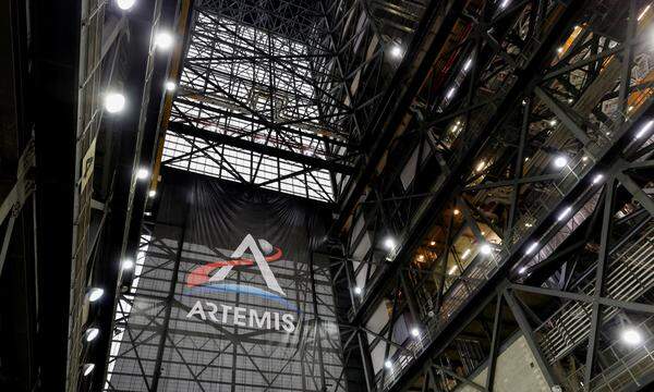 Die US-Raumfahrtbehörde hat die zuvor für November 2024 geplante bemannte Mondumrundung „Artemis 2“ verschoben.