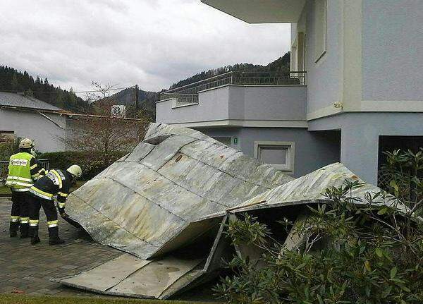 Steiermark: In Breitenau am Hochlantsch (Bezirk Bruck-Mürzzuschlag) wurde das Dach eines Vereinshauses abgedeckt und kam auf einem Nachbargrundstück zu liegen.