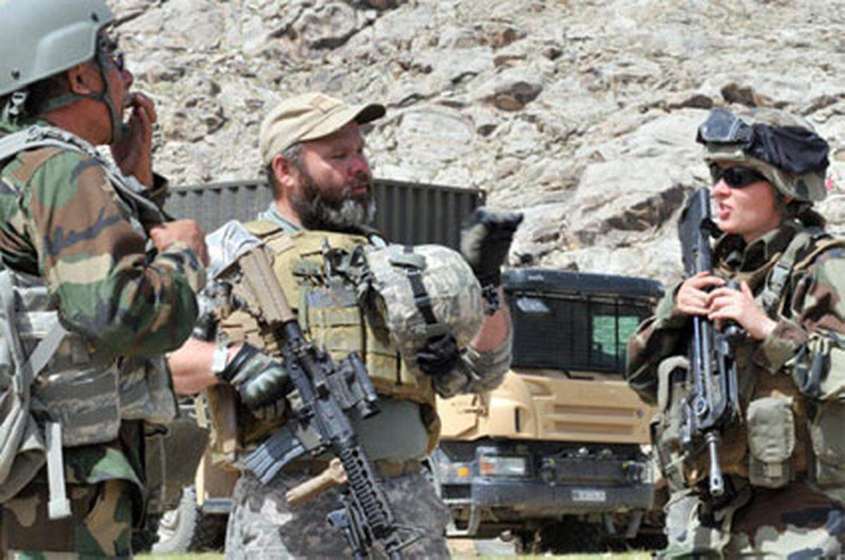 Hilfsgüter wurden nach Sultankhel, Provinz Kapisa gebracht; US-Special Forces Mann (HTT-Human Terrain Team) mit Franz. Soldatin