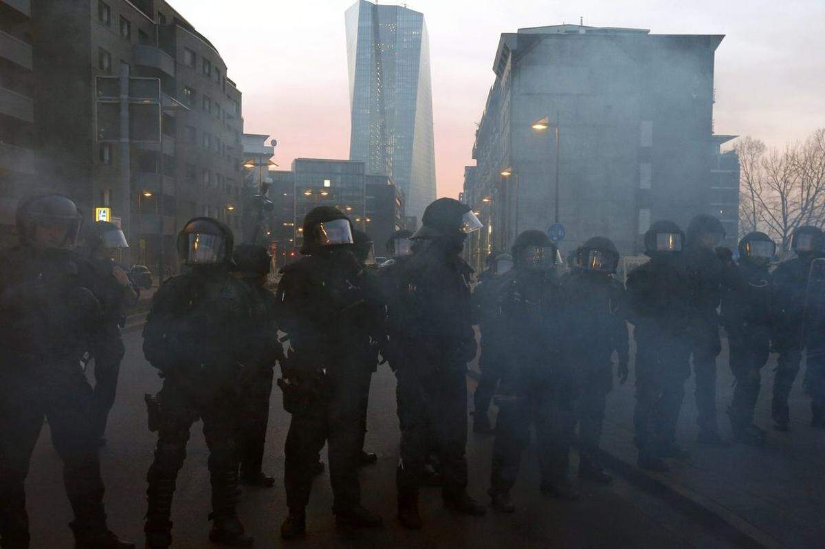 Polizisten sicherten den Bereich um das EZB-Gebäude weiträumig.