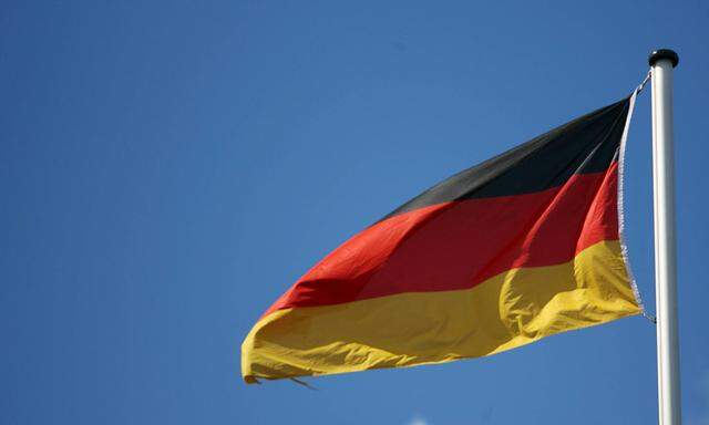 Die Flagge der Bundesrepublik Deutschlanf flattert im Wind 2016