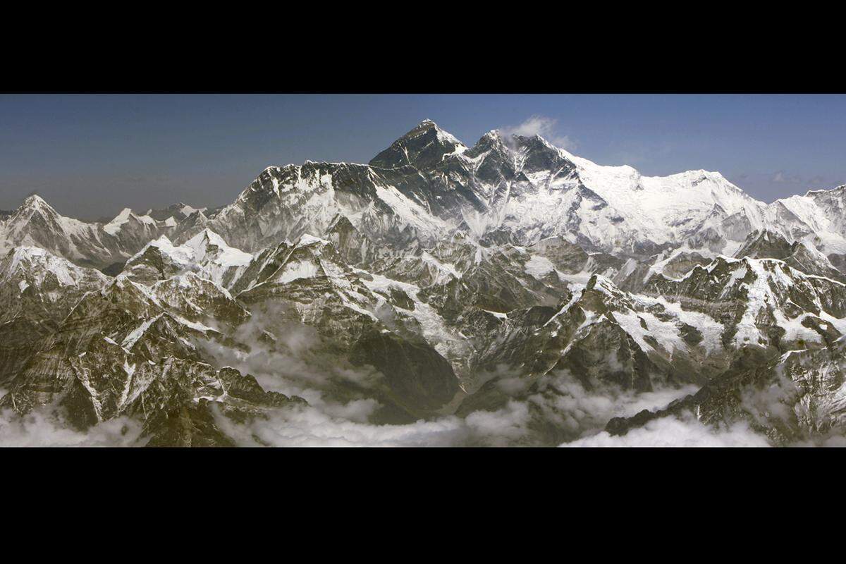 Ein Gipfelbild gibt es lediglich von Tenzing, fotografiert von Hillary. Der Sherpa konnte die Kamera nicht bedienen.