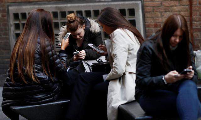 The Wider Image: Phones and the city