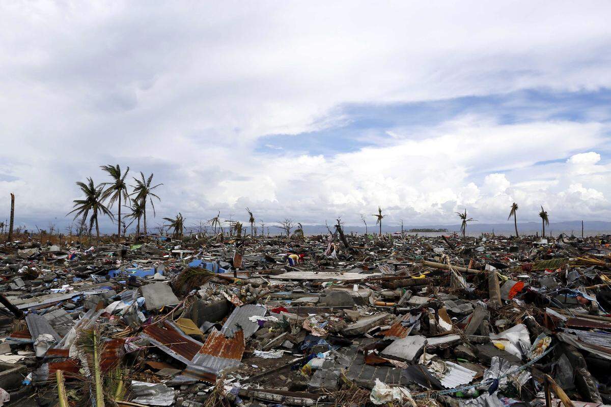 VON WOLFGANG GREBERDie zentralphilippinische Insel Leyte (rund zwei Millionen Einwohner) ist eine jener Regionen, die am vorigen Wochenende von dem Super-Taifun "Haiyan" am stärksten verwüstet wurden. Bis Mittwoch hatte man mehr als 1800 Tote gefunden, es dürften noch Tausende mehr sein. Tatsächlich zog über Leyte, dessen größte und nunmehr zerstörte Stadt Tacloban an der Nordostküste den Beinamen "Die schöne Stadt an der Bucht" trägt, bereits einmal, vor fast genau 70 Jahren, ein Sturm anderer Art hinweg: Von Oktober bis Dezember 1944 tobte hier zwischen den USA und Japan im Zweiten Weltkrieg die Schlacht von Leyte. Sie war Ausgangspunkt für die Rückeroberung des ganzen Landes von den Japanern und führte auch zur weitgehenden Zerstörung der japanischen Seekriegsflotte in einer der größten, wenn nicht der größten Seeschlacht der Geschichte.