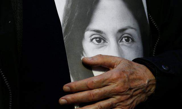 Der Vater von Daphne Caruana Galizia hält bei einer Demonstration ein Bild seiner ermordeten Tochter.  