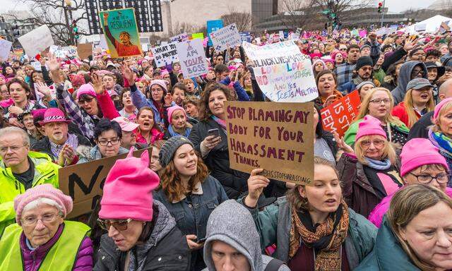 USA Crowds gather for DC Women s March Thousands of activists from across the United States and abr
