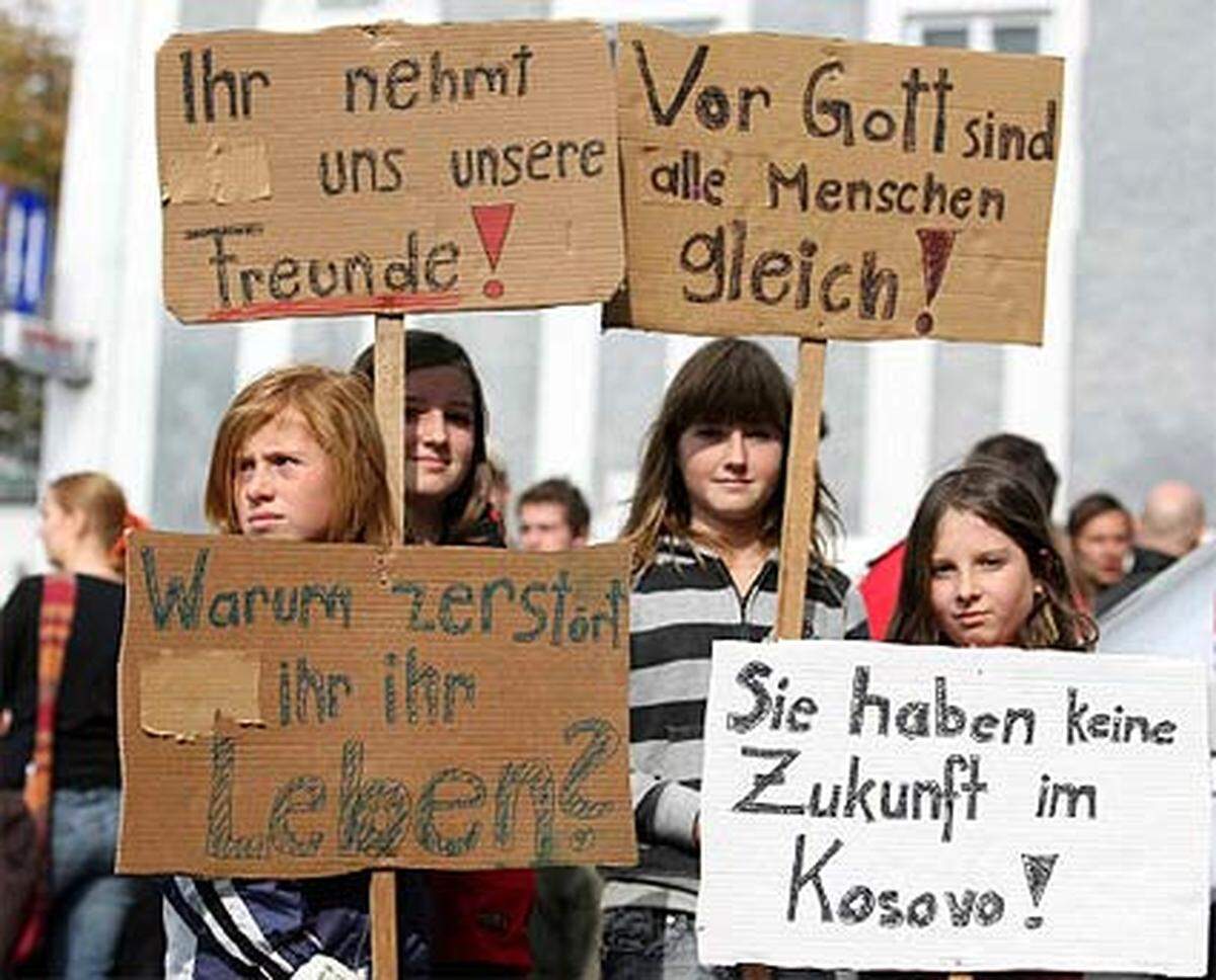 Eine Protestkundgebung für die teilweise abgeschobene Familie Zogaj hatte bereits am 6. Oktober in Frankenburg stattgefunden. Dort lebte die Familie seit fünf Jahren.