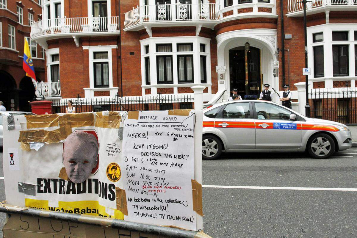 Wenige Tage später floh Assange in die Botschaft von Ecuador in London und beantragte politisches Asyl. Am 16. August wurde ihm dies gewährt. Die britischen Behörden drohen mit einer Festnahme, falls Assange die Botschaft verlassen sollte sowie notfalls mit der Erstürmung des Botschaftsgebäudes.