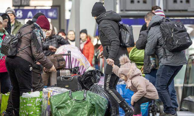 Ukrainische Flüchtlinge kommen am Hauptbahnhof an.