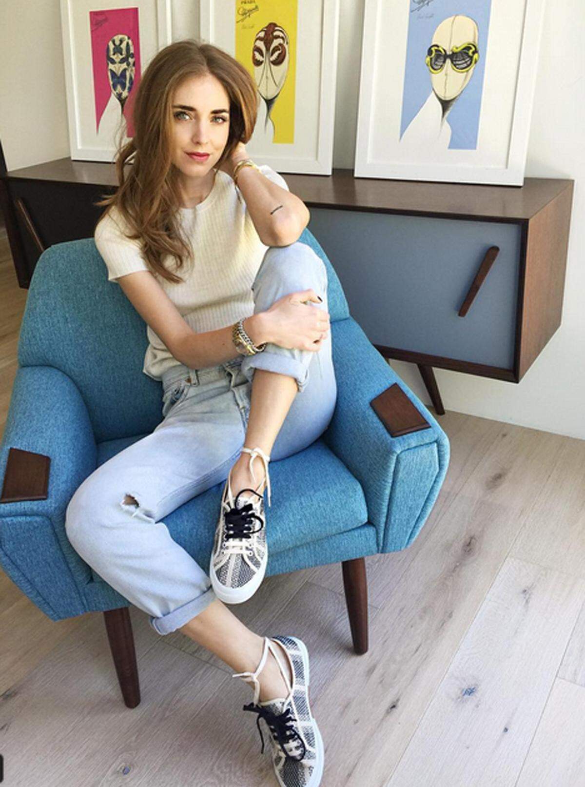 Modebloggerin Chiara Ferragni verknüpft die bei Sneakers of lästigen Schuhbänder ganz kunstvoll um ihre Knöchel.