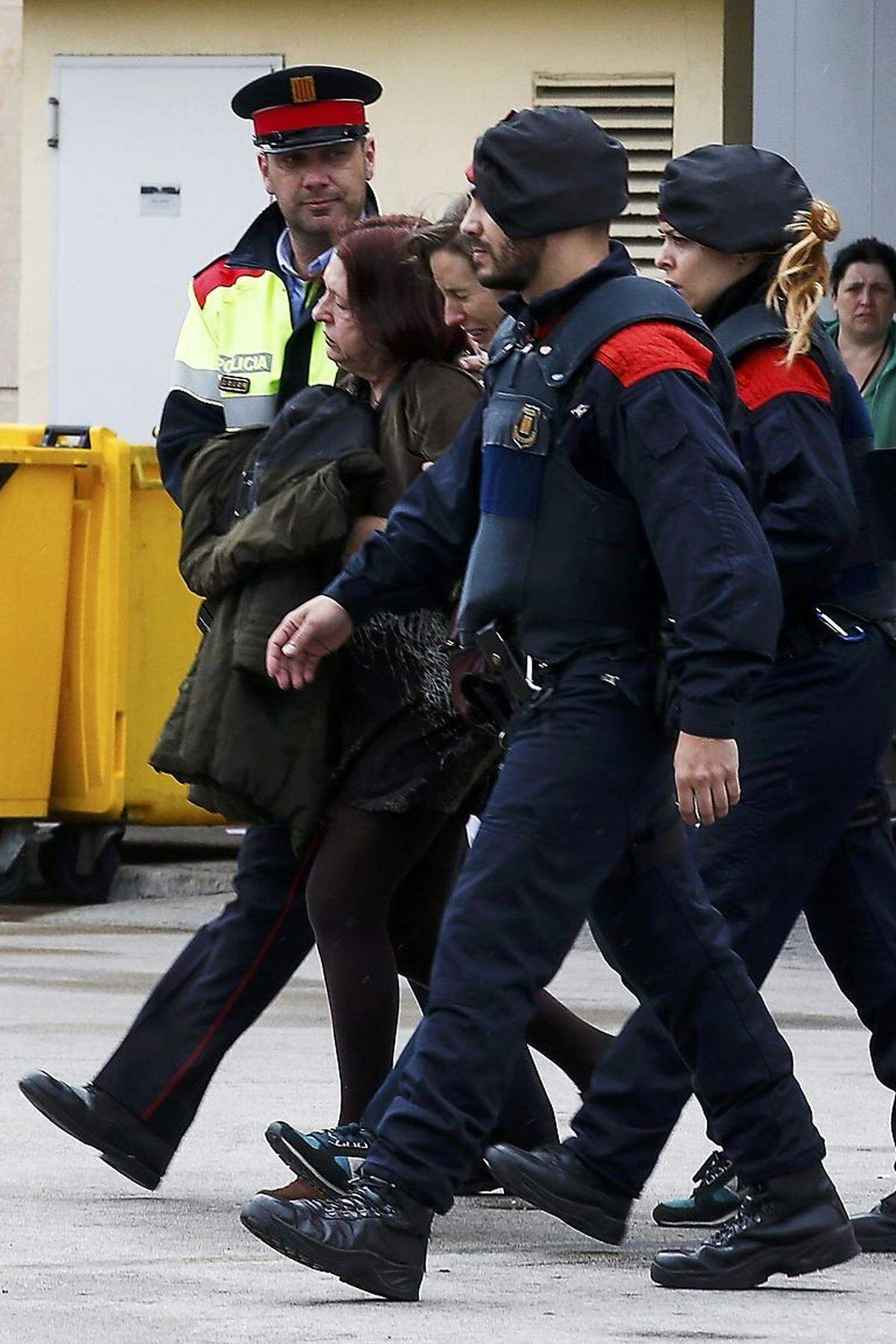 Spanische Polizisten kümmern sich um Angehörige der Todesopfer am Flughafen El Prat in Barcelona.