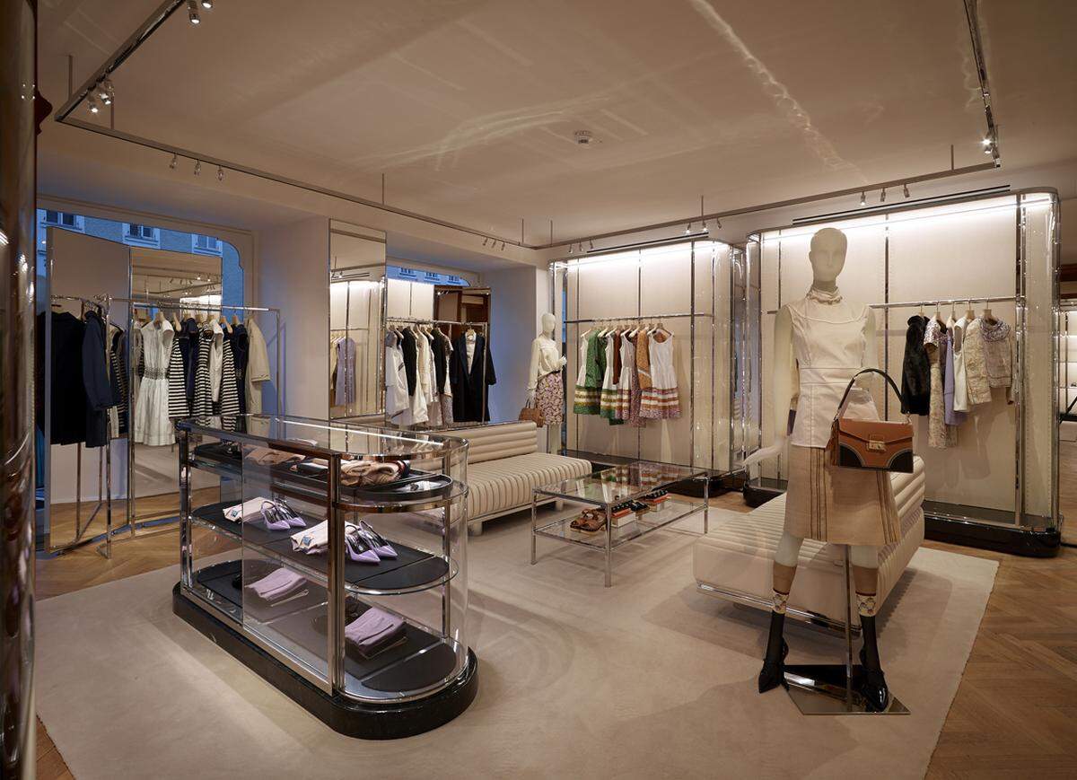 Darüber hinaus hat Prada mit der Akademie der Bildenden Künste und der Stadt Salzburg zusammengearbeitet.Auf zwei Etagen und 250 Quadratmetern findet sich Damen- und Herrenmode, Accessoires, Schuhe und Taschen.