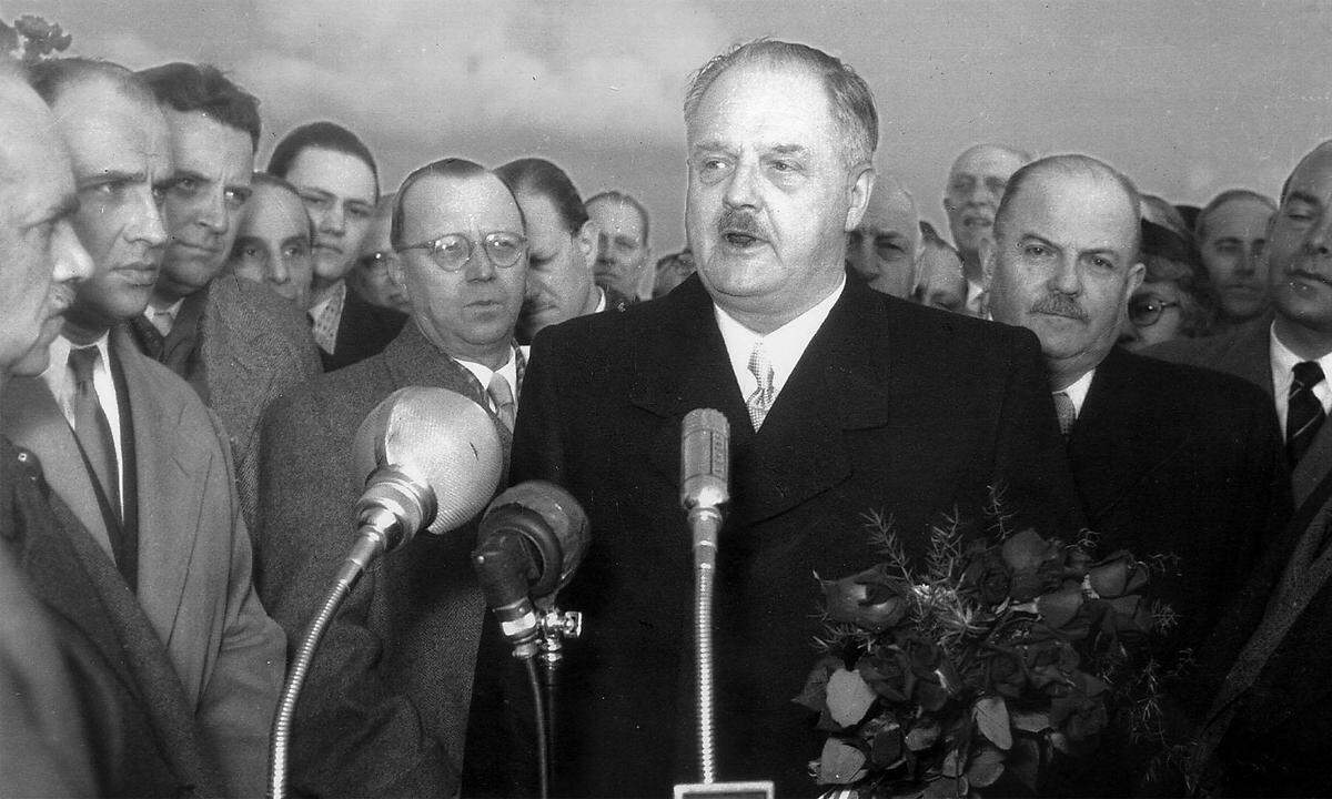 Auch Julius Raab wurde einmal einstimmig zum Parteiobmann gewählt. Er war von 1952 bis 1960 im Amt.  Raab war von 1953 bis 1961 Bundeskanzler. In Erinnerung bleibt vor allem, dass Raab als Chef der Bundesregierung maßgeblich am Abschluss des Staatsvertrages beteiligt war.