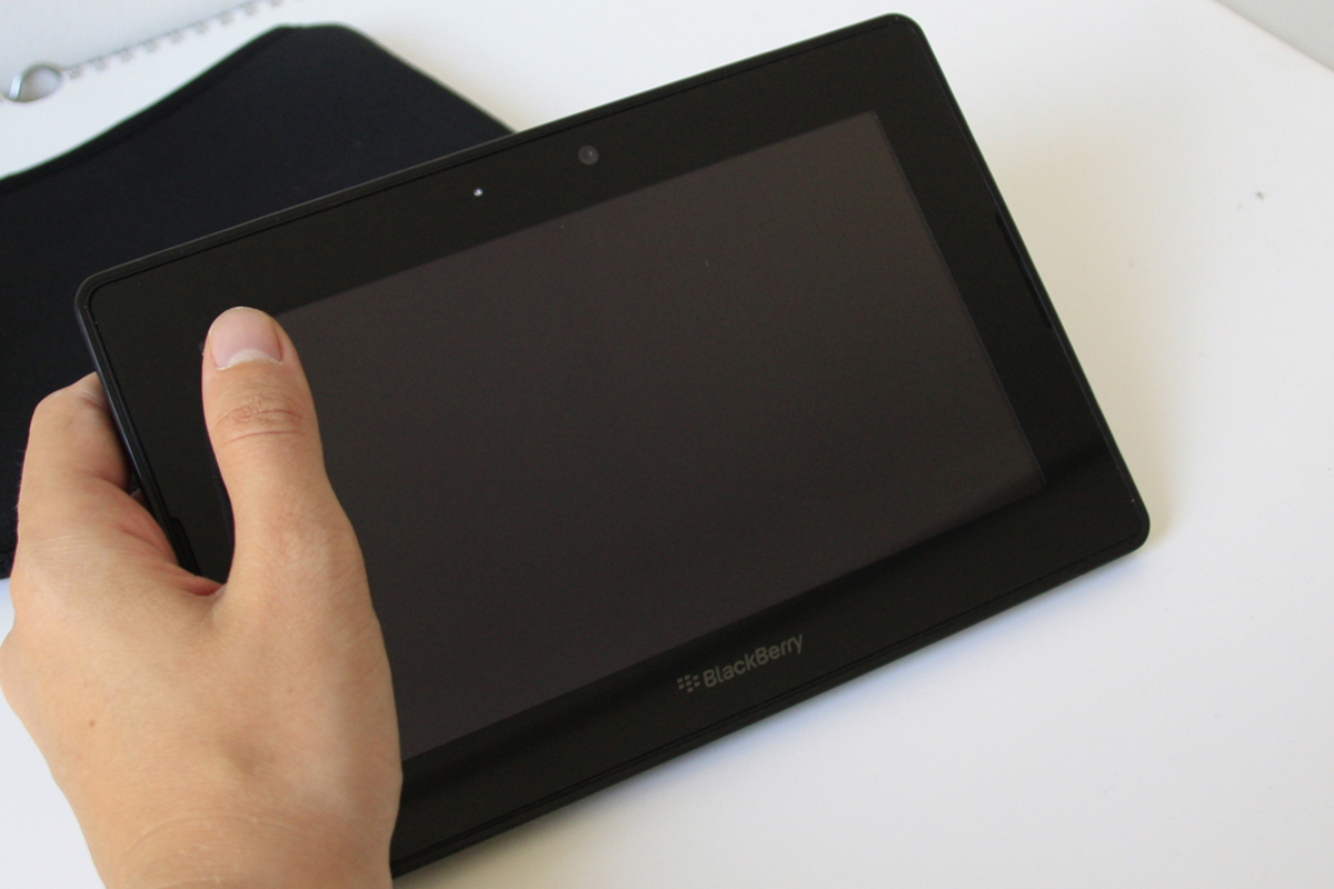 "Irgendwie winzig" ist eine häufige erste Reaktion auf das Blackberry Playbook - vor allem, wenn es von iPad-Besitzern begutachtet wird. Mit seinen 7 Zoll ist es nur wenig größer als ein halbes Motorola Xoom oder Apple iPad. Dennoch: Feinste Technik und solide Verarbeitung machen das Playbook zum Spielzeug der Extraklasse. Für den beruflichen Alltag ist es jedoch nur bedingt geeignet.