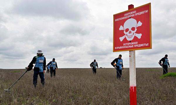 Experten der British Entminungs-Organization HALO Trust on agricultural land in the South Ukrainian region of Mykolaiv, April 2023.