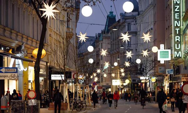 Die Neubaugasse in Wien zeigt sich vor allem in der Vorweihnachtszeit sehr belebt. 