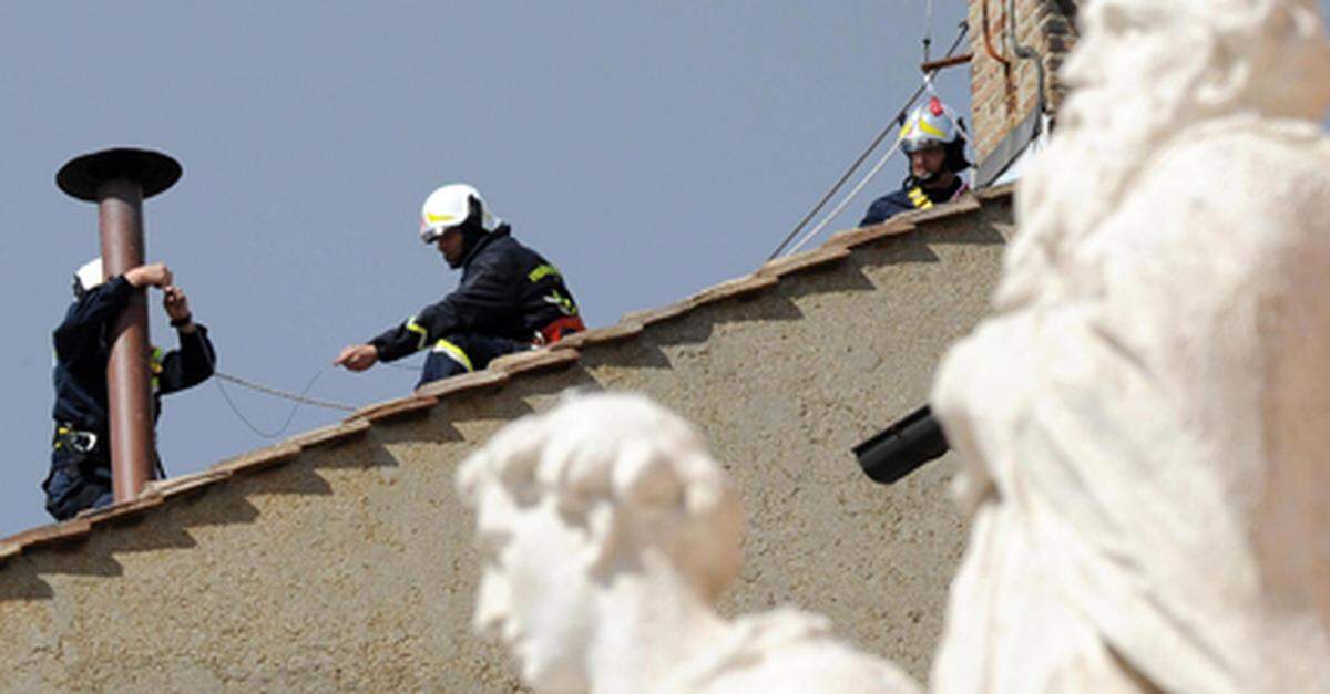 Der Kamin auf dem Dach der Sixtinischen Kapelle ist installiert, in der in der nächsten Woche schwarzer und weißer Rauch aufsteigen wird – ein Blickfang für die Weltöffentlichkeit. Nach einem Gottesdienst zum Auftakt wird sich am Dienstagnachmittag das Kardinalskollegium in die prachtvolle, von Michelangelo-Fresken dekorierte Kapelle im Vatikan zurückziehen, um einen neuen Pontifex aus ihrer Mitte zu erwählen – und den Kurs der Weltkirche neu zu bestimmen.  Handy und andere technischen Hilfsmittel sind beim Konklave zwar untersagt, in Rom schwirren derweil seit Tagen die Gerüchte. Die „Vaticanisti“, die teils selbst ernannten Vatikan-Experten, haben Hochkonjunktur. Doch wer als Papst ins Konklave einzog, so ein geflügeltes Wort, sei noch stets als Kardinal wieder herausgekommen. Und so versuchen alle Papabili, die Papst-Favoriten, ihre Chancen kleinzureden oder ins Ironische zu wenden. Als Topfavorit und als Kompromisskandidat der mächtigen, jedoch in sich gespaltenen italienischen Kardinalsfraktion kristallisierte sich der Mailänder Kardinal Angelo Scola heraus. Dass ihn Papst Benedikt XVI. für würdig erachtet, die Nachfolge Petri anzutreten, mag Unentschlossene womöglich überzeugen. Hinter den Kulissen brachen längst Intrigen aus, der einflussreiche Kardinalstaatssekretär Tarcisio Bertone gilt als Erzrivale Scolas. Die Sehnsucht, nach dreieinhalb Jahrzehnten den „Papa“ – den Heiligen Vater – wieder nach Italien zurückzuholen, könnte sie indes einen.  Indessen schmieden die amerikanischen Kardinäle an einer antiitalienischen Allianz. Sind die „Italiener“ an einem kurzen Konklave interessiert, so plädieren die Amerikaner für ein langes Wahlprozedere.  Weiter: Die „Presse“ stellt fünf Favoriten vor, im Anschluss folgen Kurzportraits weiterer Anwärter.