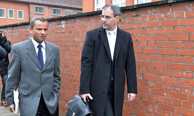Ex-Abgeordneter Edathy (li) verlässt mit seinem Anwalt das Gerichtsgebäude 