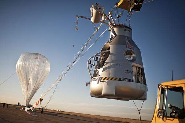 Eine Kapsel wird Baumgartner mit ihren Lebenserhaltungssystemen als Schutz vor den extremen Bedingungen in der Stratosphäre dienen: Temperaturen von bis zu minus 70 Grad Celsius, niedriger Sauerstoffgehalt und geringer Luftdruck. Unter der Leitung des technischen Projektleiters Art Thompson wurde die hochmoderne Kapsel von der kalifornischen Firma Sage Cheshire Aerospace entworfen und von Hand gebaut.