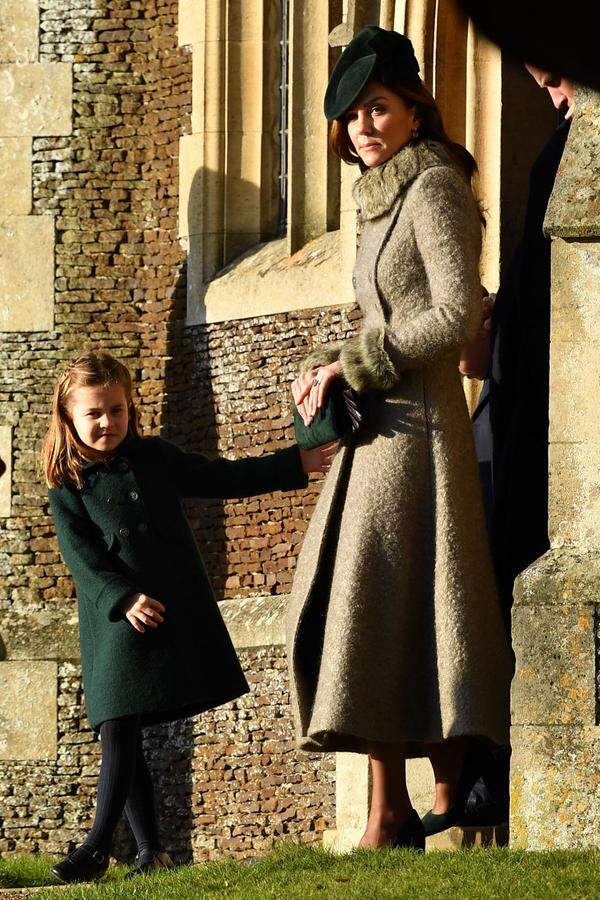 Herzogin Catherine und ihre Tochter stimmten sich farblich ab, Die Herzogin trug einen Mantel von Catherine Walker, dazu grüne Accessoires.