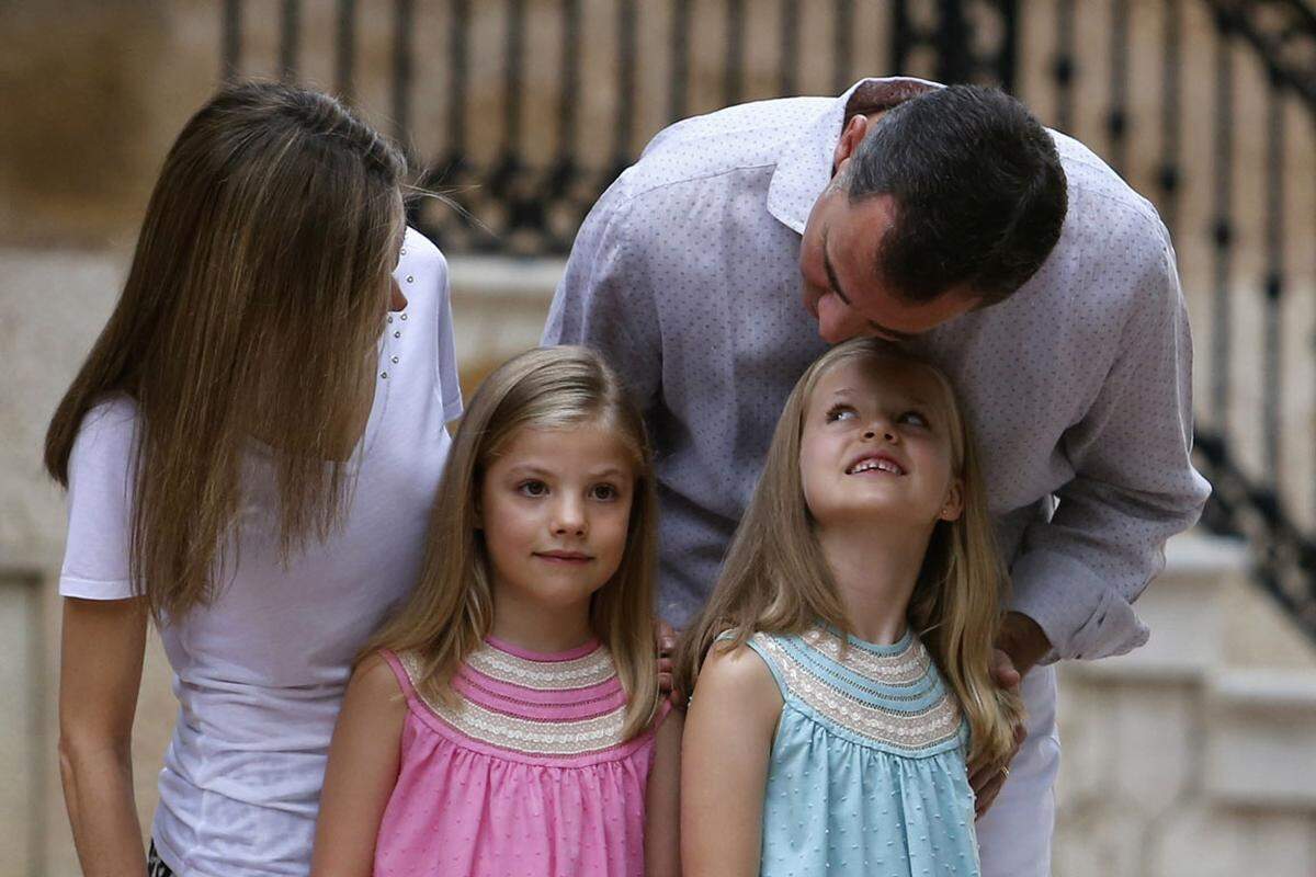 Urlaubsgru&szlig;e von der Insel: K&ouml;nig Felipe von Spanien und seine Familie verweilen die Tage im Marivent Palast in Palma de Mallorca. 5. August 2014