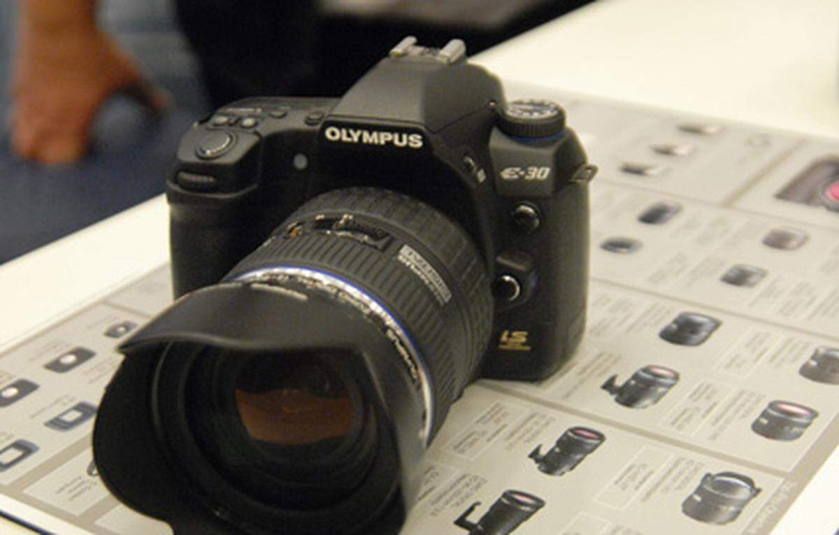 Eine der wenigen echten Neuheiten zeigte Olympus. Auf dem Messestand wurde ein Vorserienmodell der kommenden digitalen Spiegelreflexkamera E-30 gezeigt. Mit dem Gerät will Olympus in einem Revier wildern, in dem derzeit Kameras wie Canons 50D oder Nikons D300 erfolgreich sind.Die E-30 bietet einen 12,3-Megapixel-Sensor im FourThirds-Format, 11 Kreuzsensoren und eine Empfindlichkeit bis ISO 3200.
