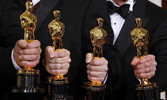 Achievement for visual effects Oscar winners for ´The Golden Compass´ hold their Oscars backstage at the 80th annual Academy Awards in Hollywood