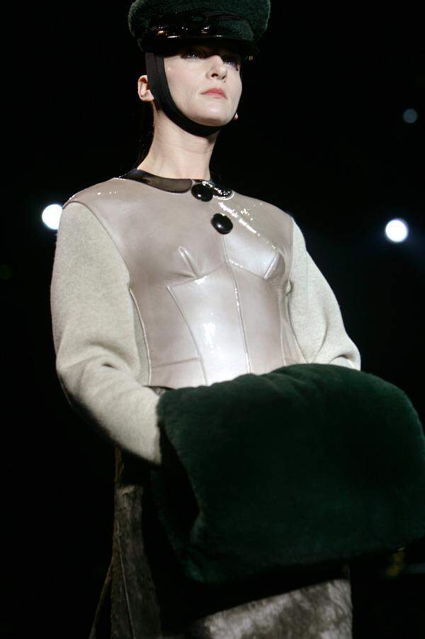 Das war Louis Vuitton FW 11/12: Marc Jacobs zeigte sich sichtlich von der Fetisch Szene inspiriert. Leder trifft auf Plastik, dieses auf die nakte Brust, die Zofe trifft auf die strenge Uniformierte in Strapsen und Kate Moss defiliert rauchend im Mieder.