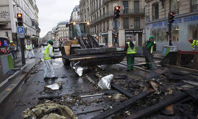 December 2 2018 Paris France Damage and graffiti after Saturday s Gilets Jaunes protests on Av